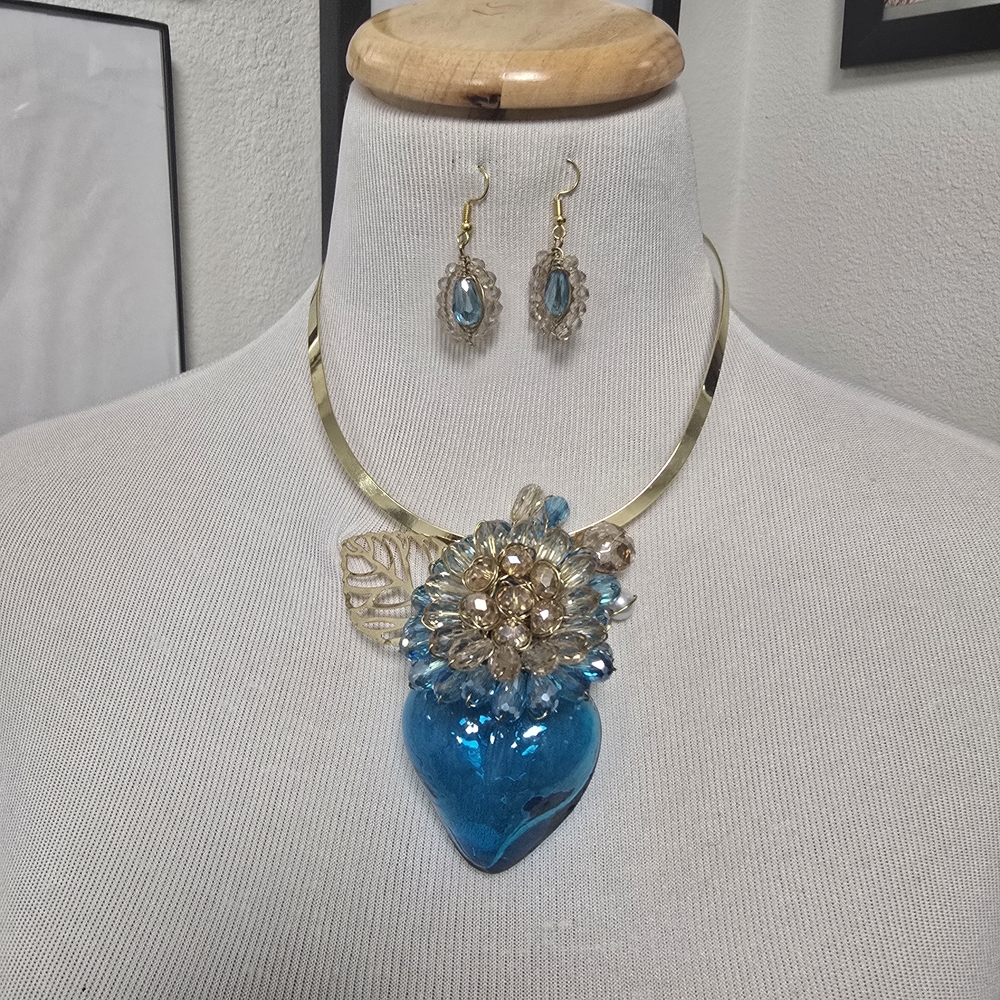 Elegant Gold and Blue Floral Heart Necklace Set